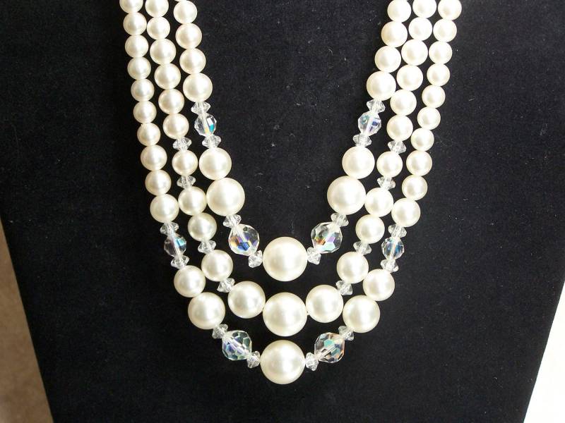 Vintage Triple Strang Perle Und Kristall Halskette Vintage Triple Strang Perle Und Kristall Halskette von LexiJeanBoutique