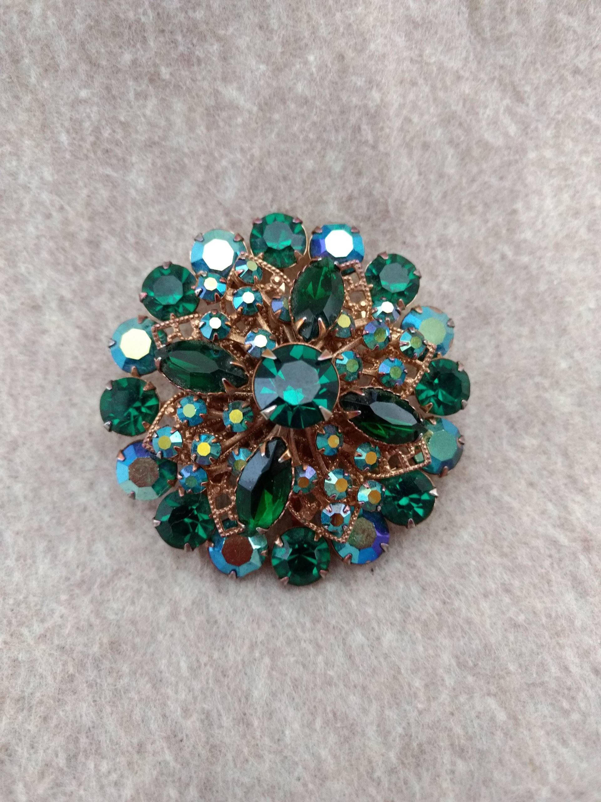 Wunderschöne Vintage Große Grüne Strass Brosche, So Funkelnd Wunderschöne Vintage Große Grüne Strass Brosche, So Funkelnd von LexiJeanBoutique