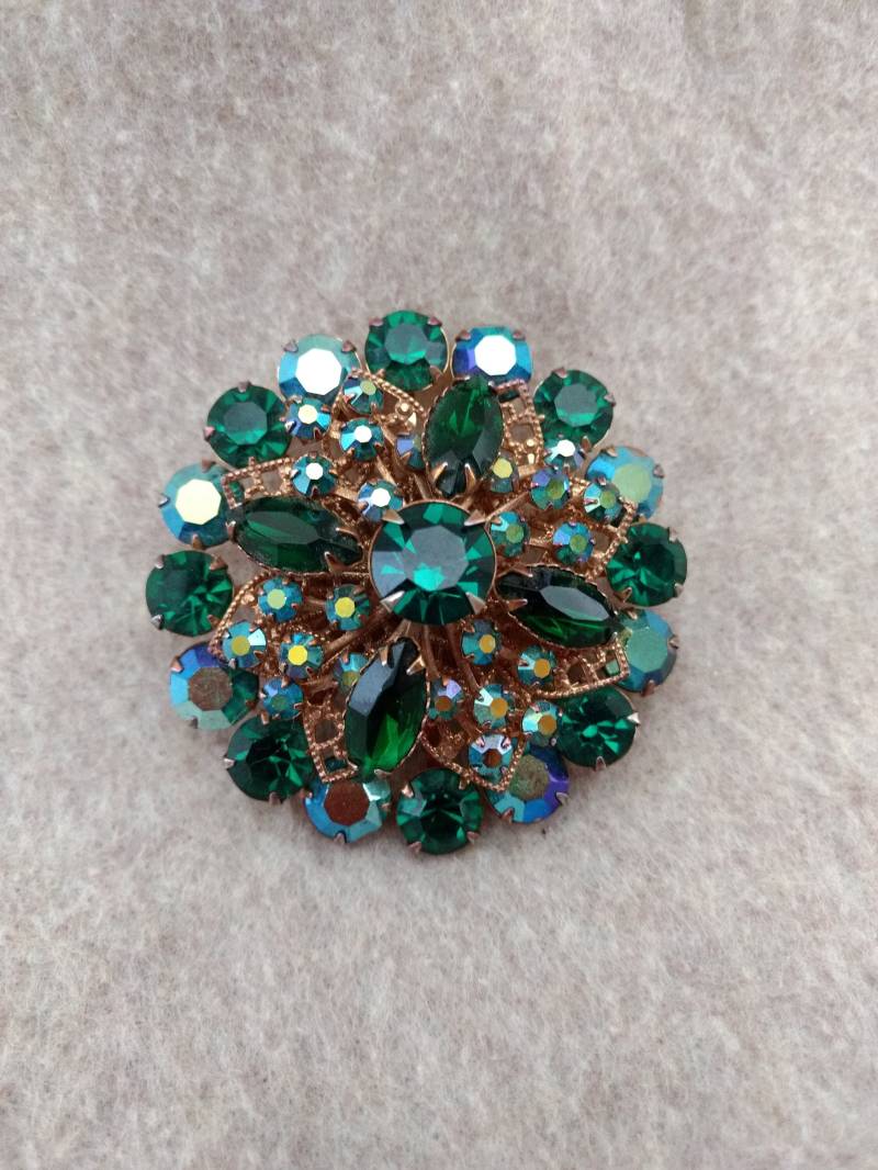 Wunderschöne Vintage Große Grüne Strass Brosche, So Funkelnd Wunderschöne Vintage Große Grüne Strass Brosche, So Funkelnd von LexiJeanBoutique