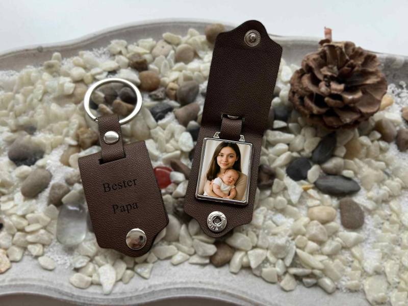 Leder-Schlüsselanhänger Mit Gravur „Bester Papa" - Innen Foto, Personalisiert Leder-Schlüsselanhänger Mit Gravur „Bester Papa" - Innen Foto, Personalisiert von LexoPrint
