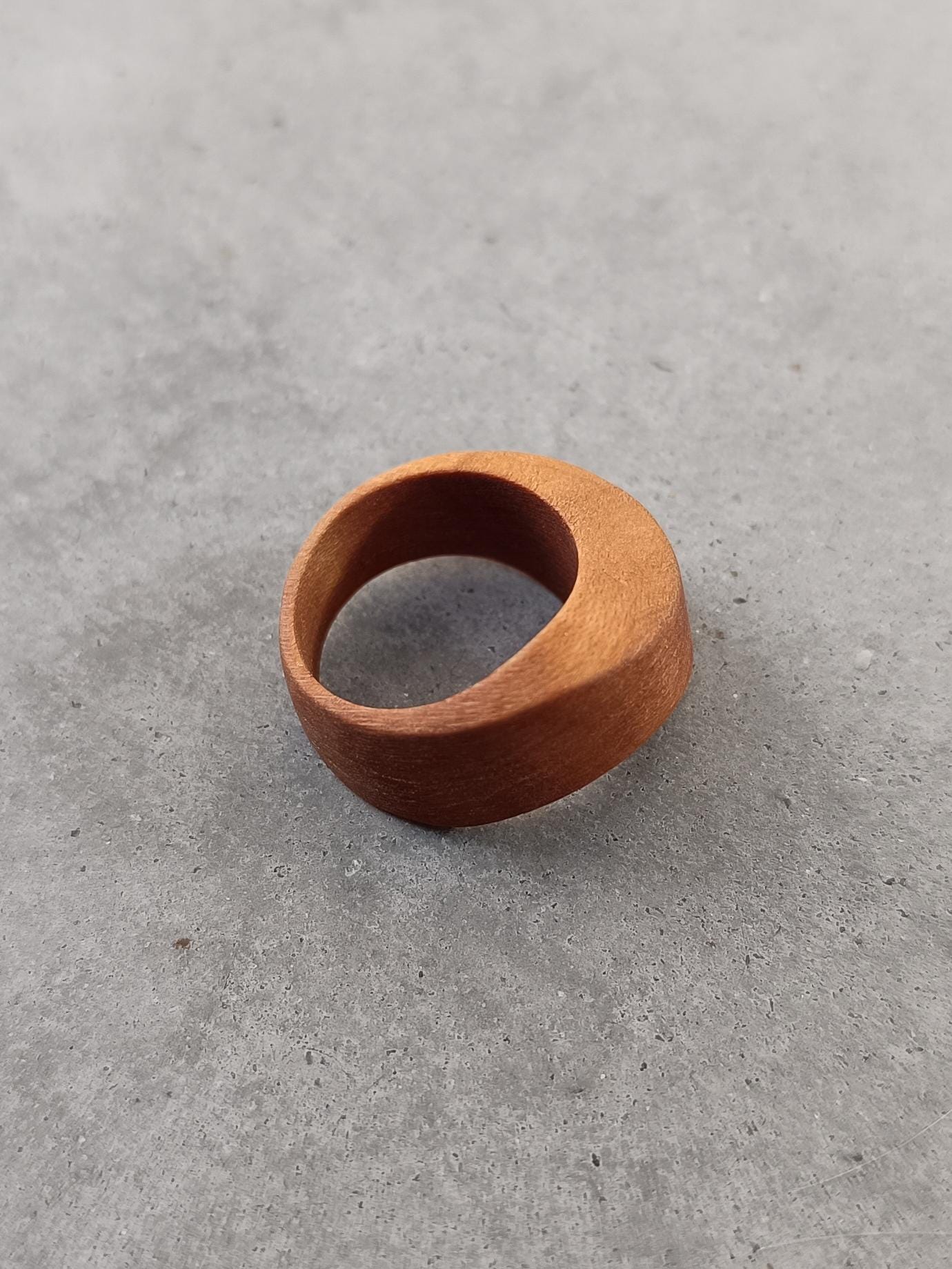 Handgemachter Ring Aus Ahornholz Gewelltes Design, Umweltfreundlicher Schmuck von LezenaStudio