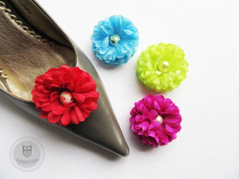 Chrysantheme Mit Perle - Schuhclips Ca. 4, 5 cm, Farbwahl Rot, Beere, Lime Oder Himmelblau Chrysantheme Mit Perle - Schuhclips Ca. 4, 5 cm, Farbwahl Rot, Beere, Lime Oder Himmelblau von LiAnnKunterbunt