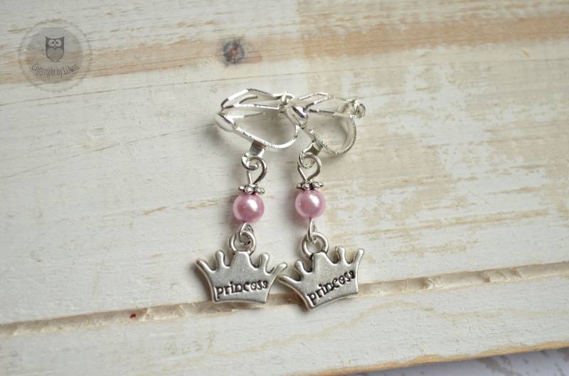 Ohrclips "Prinzessin" Mit Krönchen-Anhänger Und Rosa Perle Ohrclips "Prinzessin" Mit Krönchen-Anhänger Und Rosa Perle von LiAnnKunterbunt