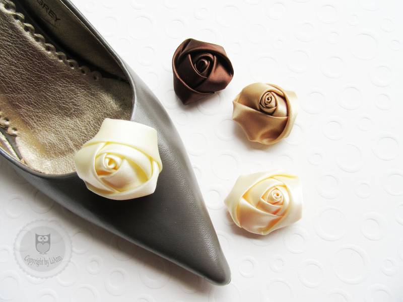 Satinrose - Schuhclips Ca. 3, 5-4 cm Creme/Vanille Elfenbein, Apricot Pfirsich, Dunkelbraun Oder Milchkaffee-Braun Beige Satinrose - Schuhclips Ca. 3, 5-4 cm Creme/Vanille Elfenbein, Apricot Pfirsich, Dunkelbraun Oder Milchkaffee-Braun Beige von LiAnnKunterbunt