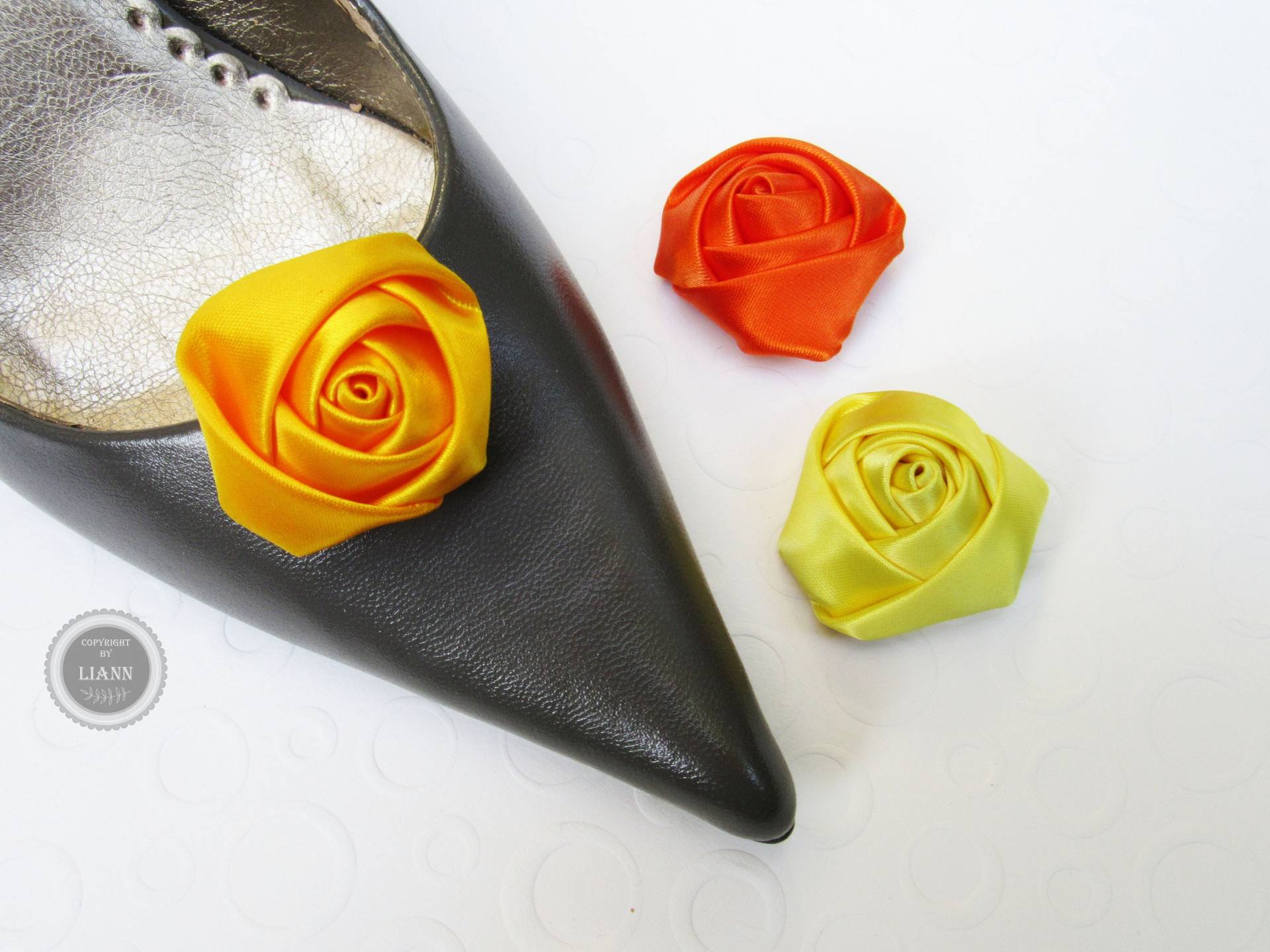 Satinrose in Gelb Oder Orange - Schuhclips Ca. 3, 5-4 cm Hellgelb, Goldgelb Satinrose in Gelb Oder Orange - Schuhclips Ca. 3, 5-4 cm Hellgelb, Goldgelb von LiAnnKunterbunt