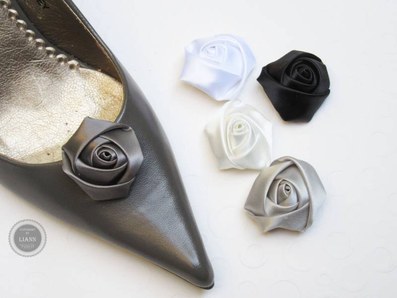 Satinrose in Schwarz/Weiß Grau - Schuhclips Ca. 3, 5-4 cm Cremeweiß, Hellgrau, Dunkelgrau, Schwarz, Schneeweiß Satinrose in Schwarz/Weiß Grau - Schuhclips Ca. 3, 5-4 cm Cremeweiß, Hellgrau, Dunkelgrau, Schwarz, Schneeweiß von LiAnnKunterbunt