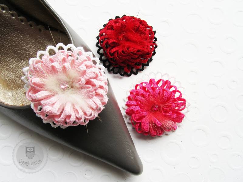 Schuhclips Ca. 5 cm - Blüte Mit Strassperle Und Kunstfell Auf Spitze in Rosa-Creme, Rot-Schwarz Oder Pink Schuhclips Ca. 5 cm - Blüte Mit Strassperle Und Kunstfell Auf Spitze in Rosa-Creme, Rot-Schwarz Oder Pink von LiAnnKunterbunt