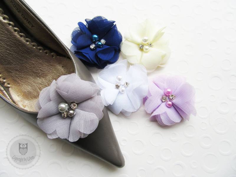 Schuhclips Ca. 5 cm - Chiffonblüte Mit Perlen Und Strass Farbwahl Marine, Schneeweiß, Creme, Flieder, Grau von LiAnnKunterbunt