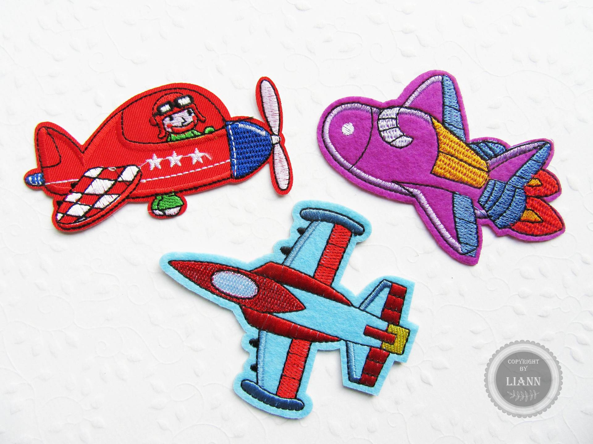 1 Applikation Bügelbild, Flugzeug, Auswahl Rot, Lila, Blau 1 Applikation Bügelbild, Flugzeug, Auswahl Rot, Lila, Blau von LiAnnMaterial