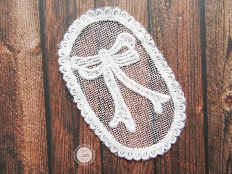 1 Applikation Spitze Oval Mit Schleife, Weiß 1 Applikation Spitze Oval Mit Schleife, Weiß von LiAnnMaterial