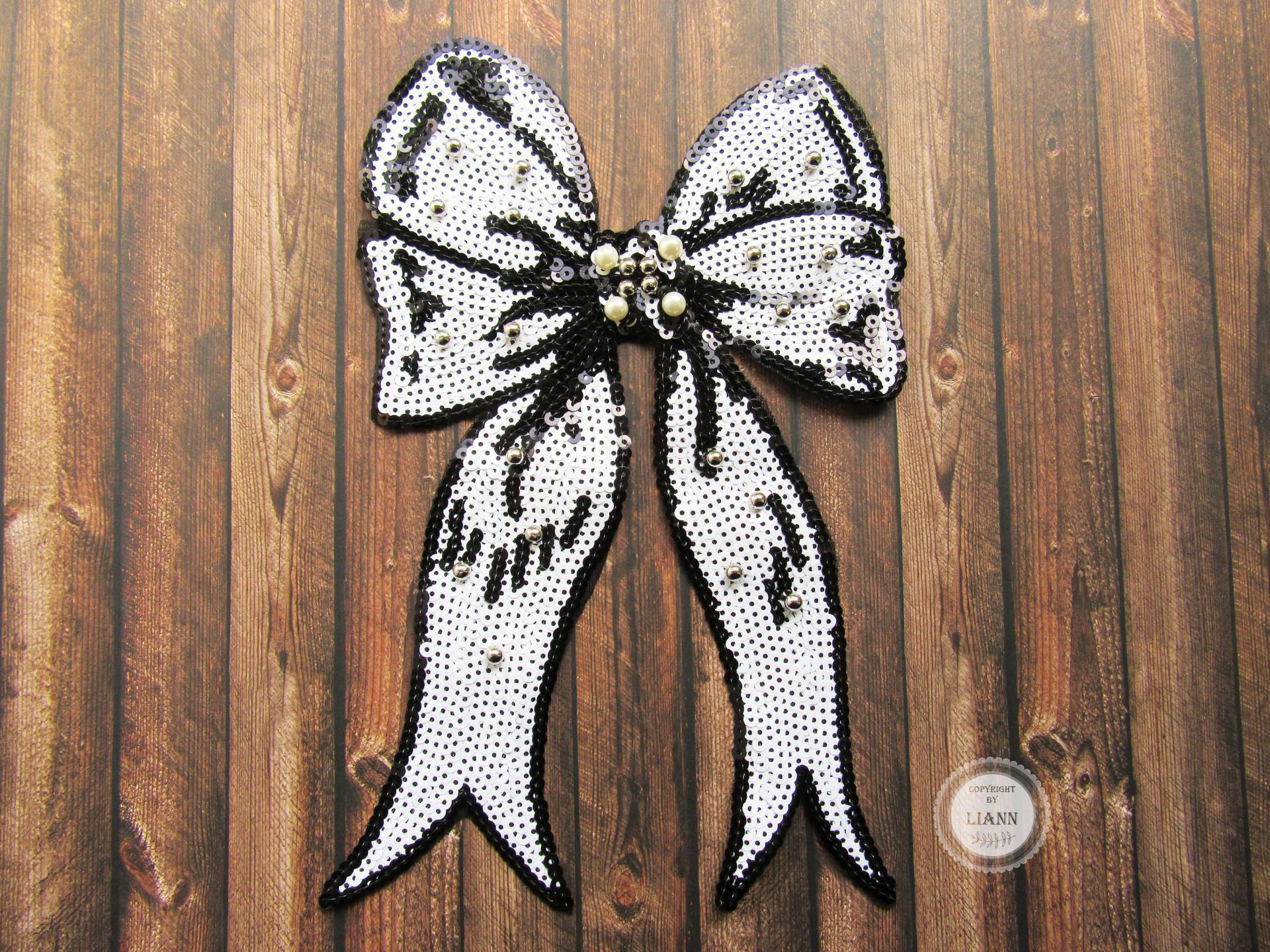 1 Applikation Stickerei Schleife Mit Pailletten, 28 X 17, 6 cm in Schwarz-Weiß, Perlen 1 Applikation Stickerei Schleife Mit Pailletten, 28 X 17, 6 cm in Schwarz-Weiß, Perlen von LiAnnMaterial