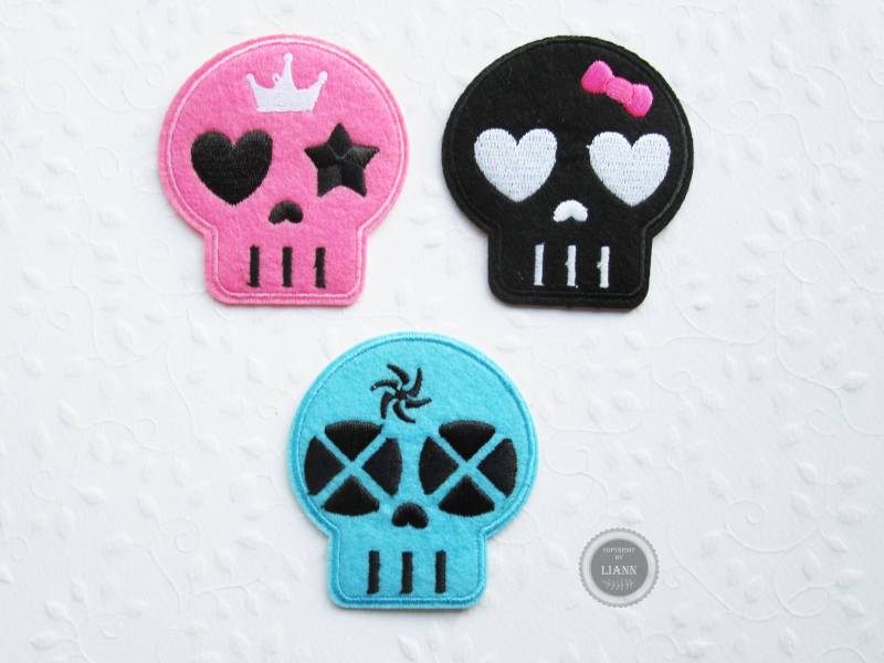 1 Bügelbild Applikation Totenkopf, Farbwahl Schwarz, Pink Oder Himmelblau von LiAnnMaterial