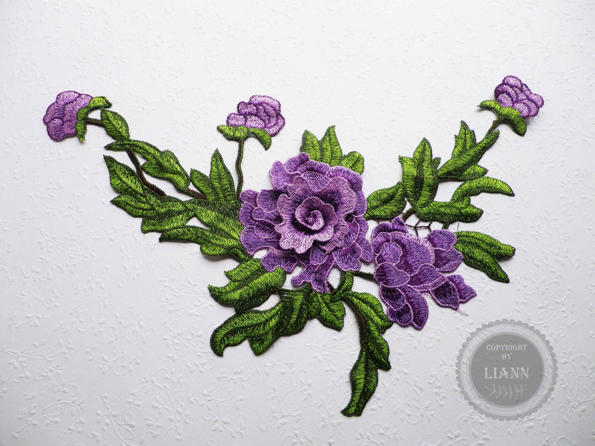 1 Gr. Applikation Stickerei Rosen, Grün - Lila- Spitzeneinsatz 1 Gr. Applikation Stickerei Rosen, Grün - Lila- Spitzeneinsatz von LiAnnMaterial