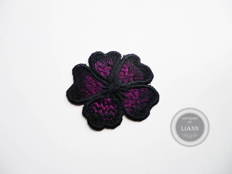 1 Kl. Applikation Stickerei Blüte, Schwarz-Lila 1 Kl. Applikation Stickerei Blüte, Schwarz-Lila von LiAnnMaterial