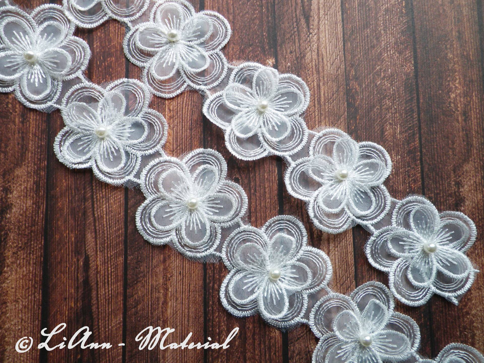 1 Kleine Weiße Applikation, Blüte Mit Perle 1 Kleine Weiße Applikation, Blüte Mit Perle von LiAnnMaterial