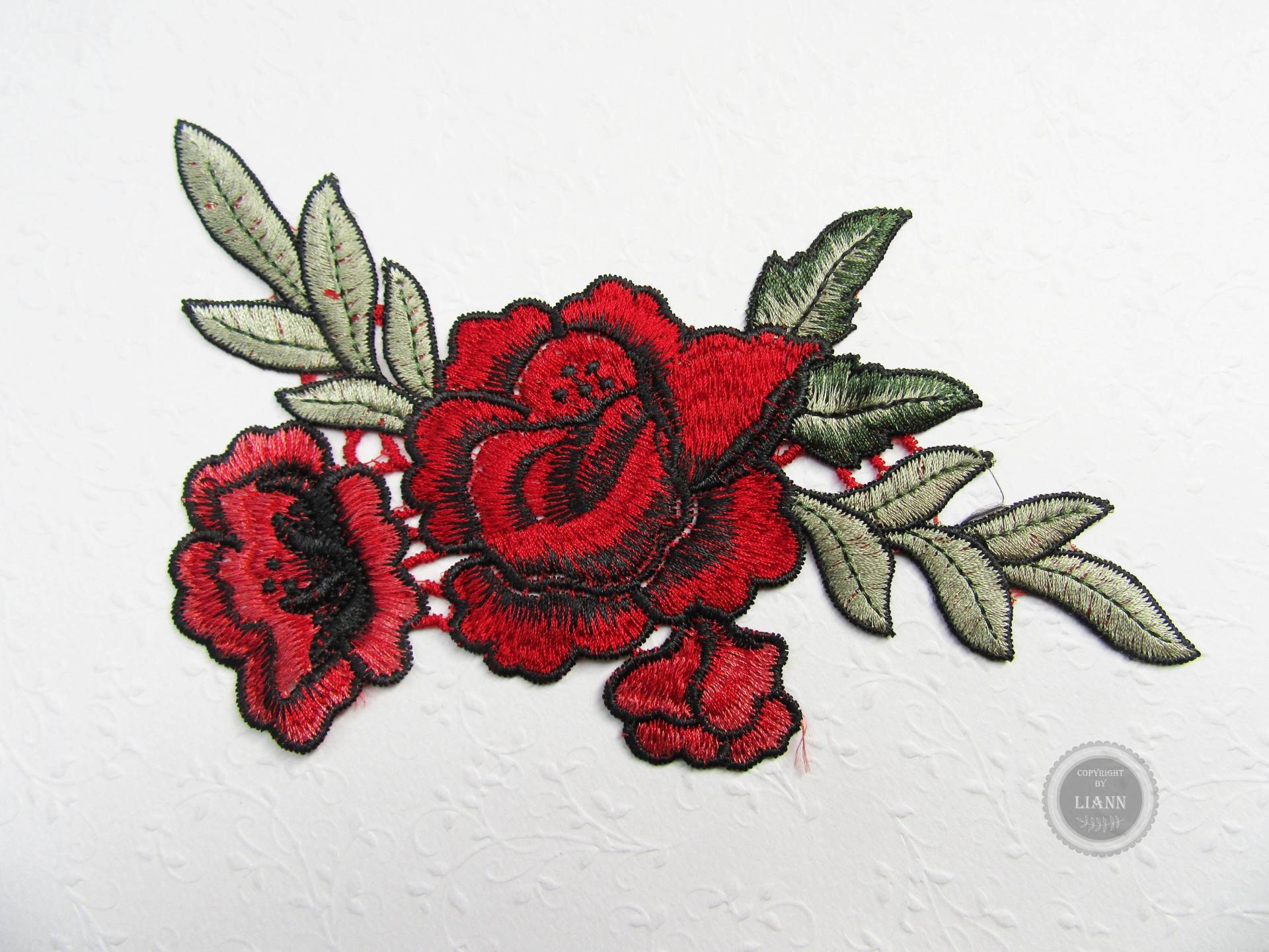 1 Kleinere Applikation Stickerei Rosen, Rot-Schwarz-Grün 1 Kleinere Applikation Stickerei Rosen, Rot-Schwarz-Grün von LiAnnMaterial