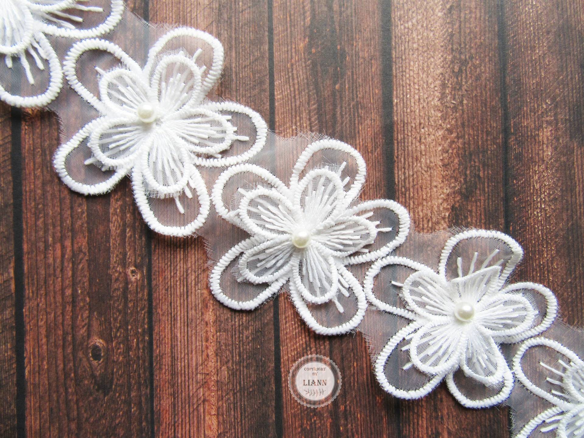 1 Weiße Applikation, Blüte Mit Perle 5, 5 cm 1 Weiße Applikation, Blüte Mit Perle 5, 5 cm von LiAnnMaterial