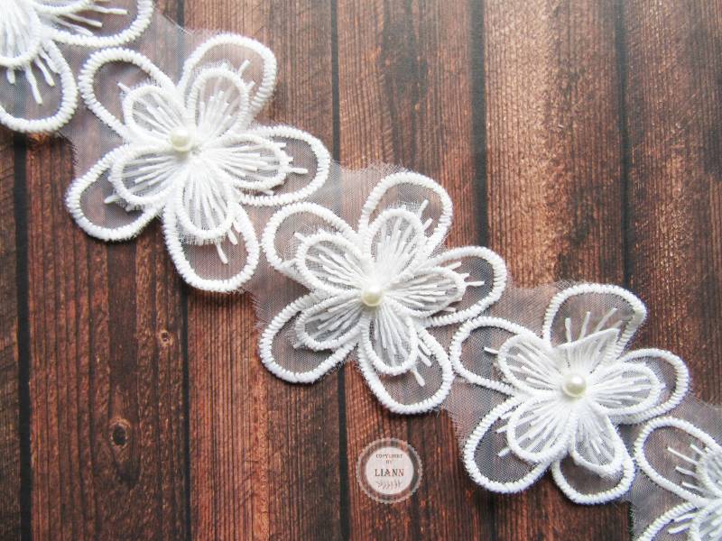 1 Weiße Applikation, Blüte Mit Perle 5, 5 cm 1 Weiße Applikation, Blüte Mit Perle 5, 5 cm von LiAnnMaterial
