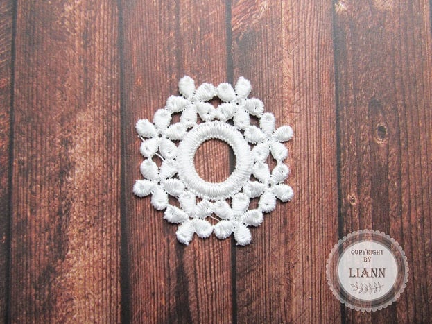 1 Weiße Spitzenapplikation Ca. 5, 3 X cm, Loch 1, 3 cm 1 Weiße Spitzenapplikation Ca. 5, 3 X cm, Loch 1, 3 cm von LiAnnMaterial