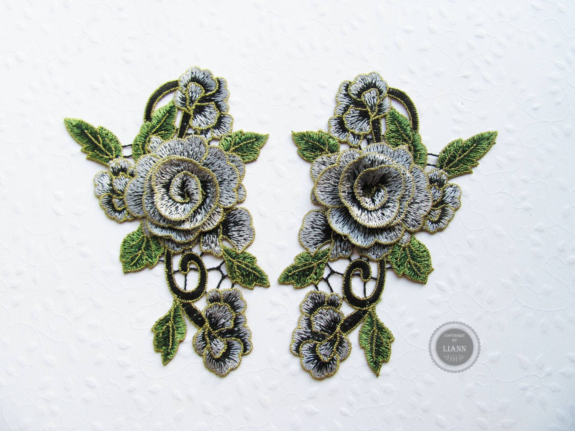 2 Applikation Stickerei 3 D-Rosen, Grau-Schwarz-Grün Mit Gold, Gegengleich 2 Applikation Stickerei 3 D-Rosen, Grau-Schwarz-Grün Mit Gold, Gegengleich von LiAnnMaterial