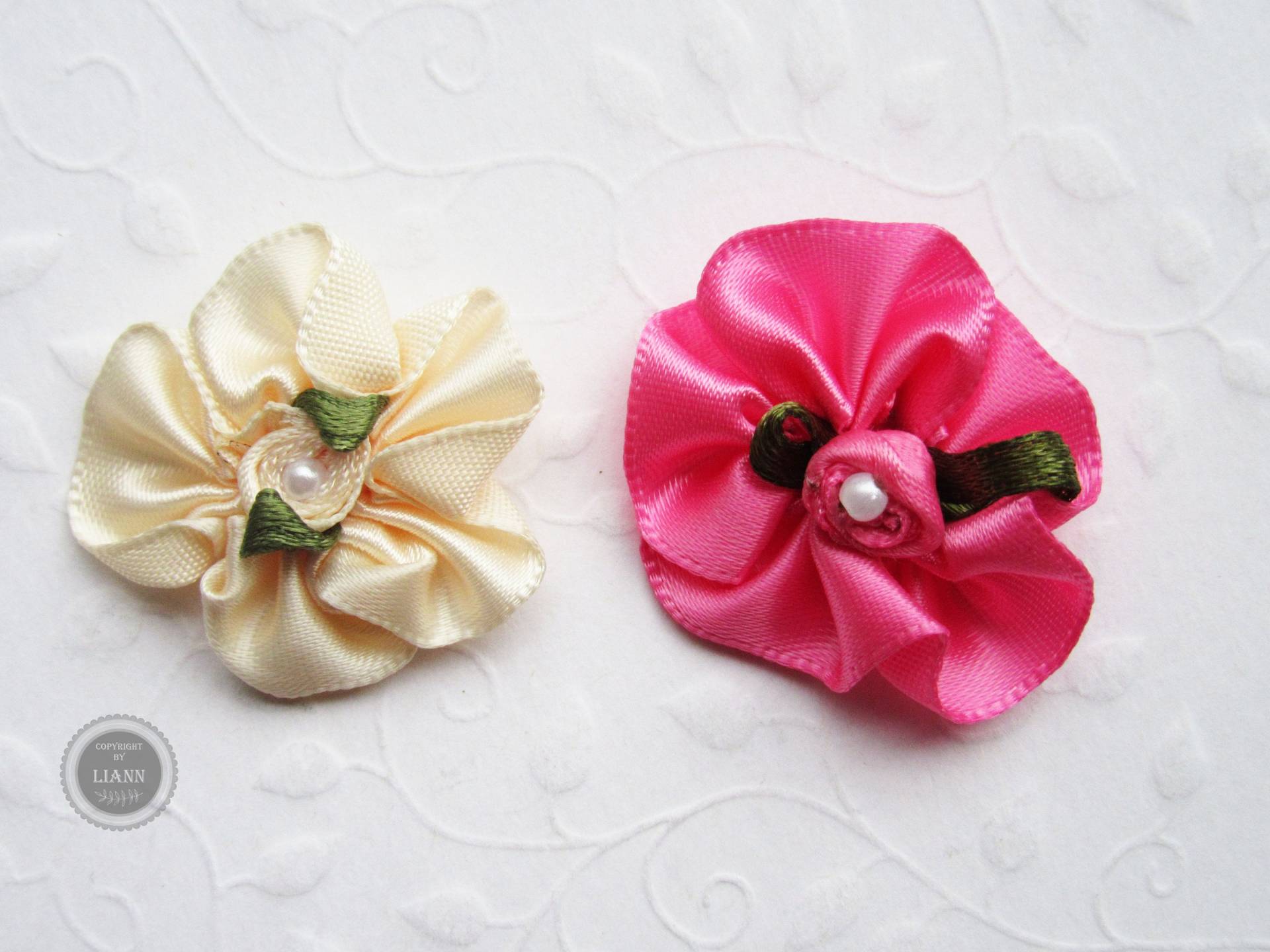 2 Satinblüten Mit Perle, Ca. 2, 5-3 cm, Farbwahl Pink Oder Creme 2 Satinblüten Mit Perle, Ca. 2, 5-3 cm, Farbwahl Pink Oder Creme von LiAnnMaterial