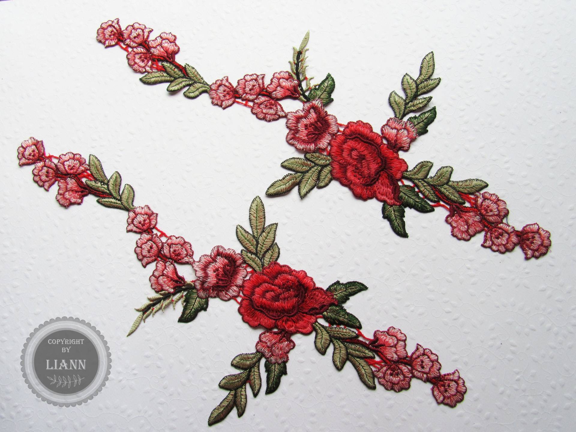 2 Sehr Lange Applikationen Stickerei Rosen, Rot-Grün, Gegengleich 2 Sehr Lange Applikationen Stickerei Rosen, Rot-Grün, Gegengleich von LiAnnMaterial