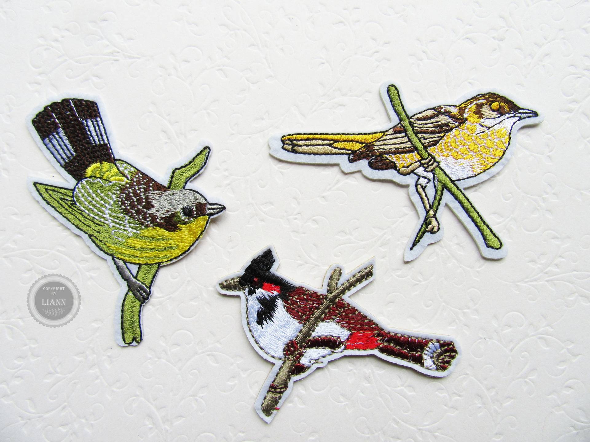 Ab 2, 20 Euro 1 Bügelbild Applikation Vogel Auf Ast, Gelb-Grün, Gelb-Braun Oder Schwarz-Rot Ab 2, 20 Euro 1 Bügelbild Applikation Vogel Auf Ast, Gelb-Grün, Gelb-Braun Oder Schwarz-Rot von LiAnnMaterial