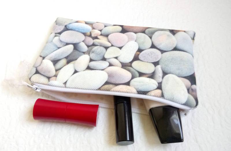 Kosmetiktasche Mit Kies Steinen Kulturtasche Geschenk Für Mutter Fluss Steine Ihre Handtasche Baumwolle von LiLaChicandLovely