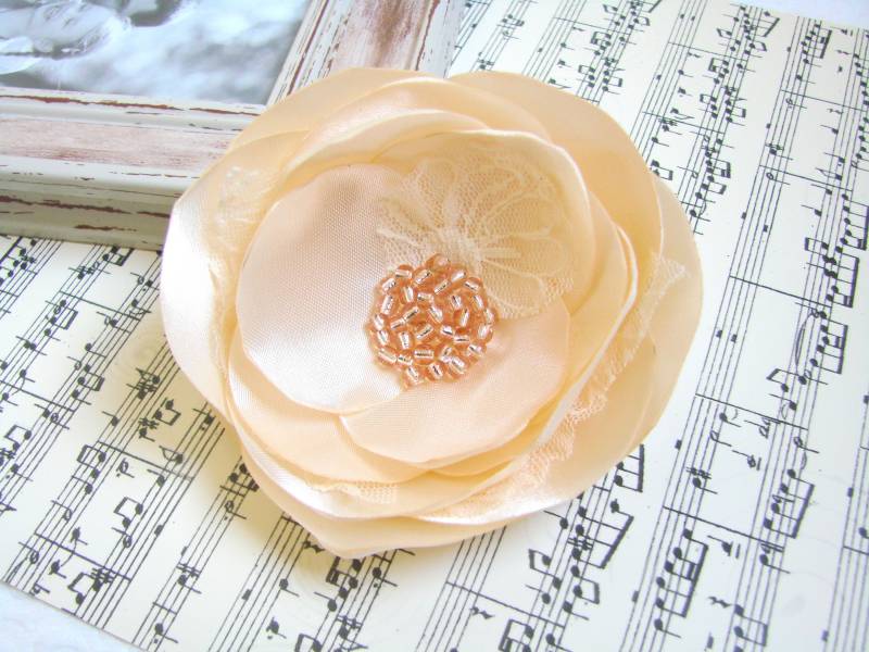 Brosche Blume Anstecknadel Mutter Des Bräutigams Seidenblume Champagner Hochzeit Brautjungfer Champagner-Corsage Brautmutter von LiLaGarden