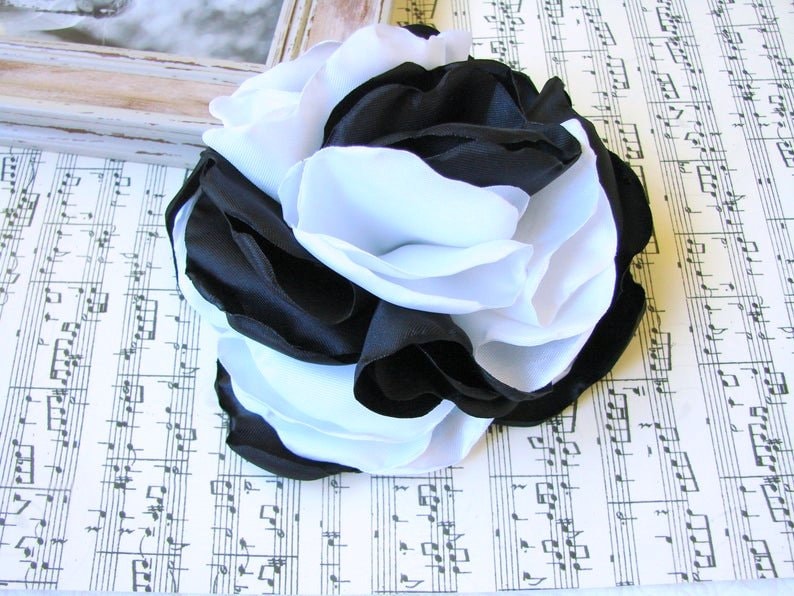Brosche Blume Groß Schwarz Weiß Seide Rose Seidenblume Headpiece Accessoire Für Haare von LiLaGarden