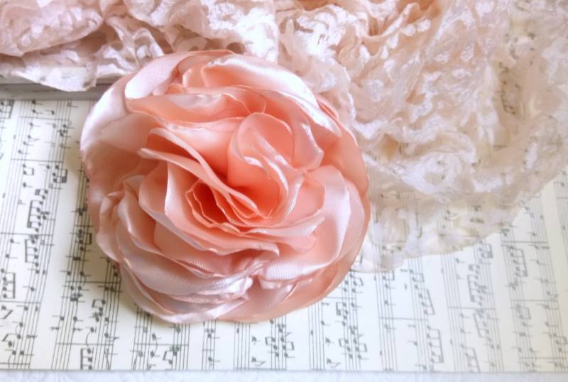 Brosche Seidenblume Pfirsich Blume Anstecknadel Rose Headpiece Peach Fascinator Seidenrose Pin von LiLaGarden