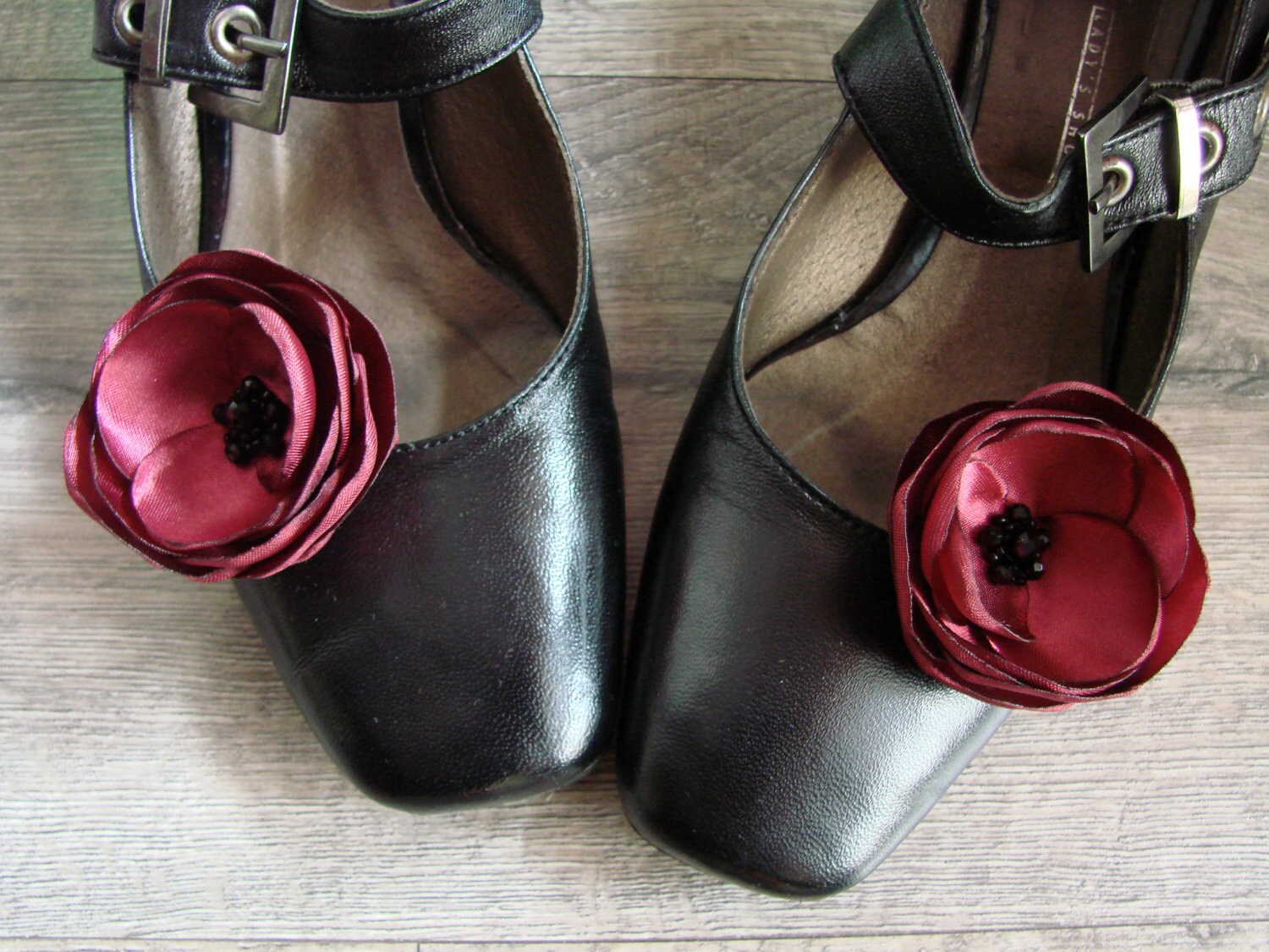 Burgund Schuhblumen Weinrot Schuhclips Schuhzubehör Braut Hochzeit Brautjungfern Blumenclips Geschenk von LiLaGarden