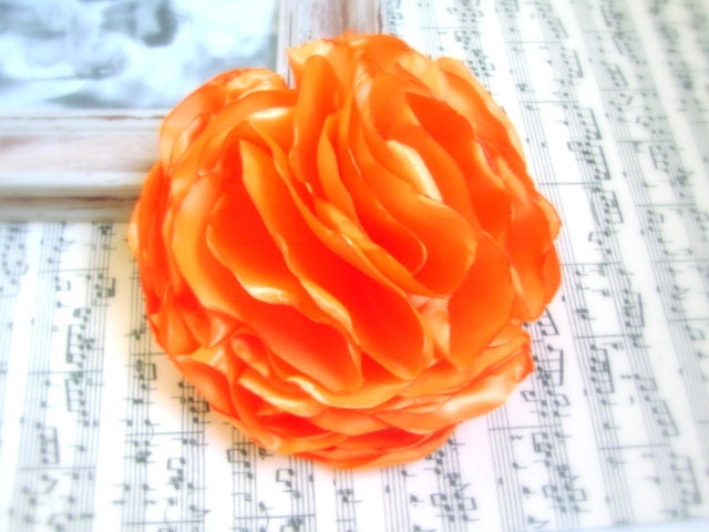 Orange Brosche Blume Mandarine Große Rose Anstecknadel Haarclip Kopfschmuck Fascinator von LiLaGarden