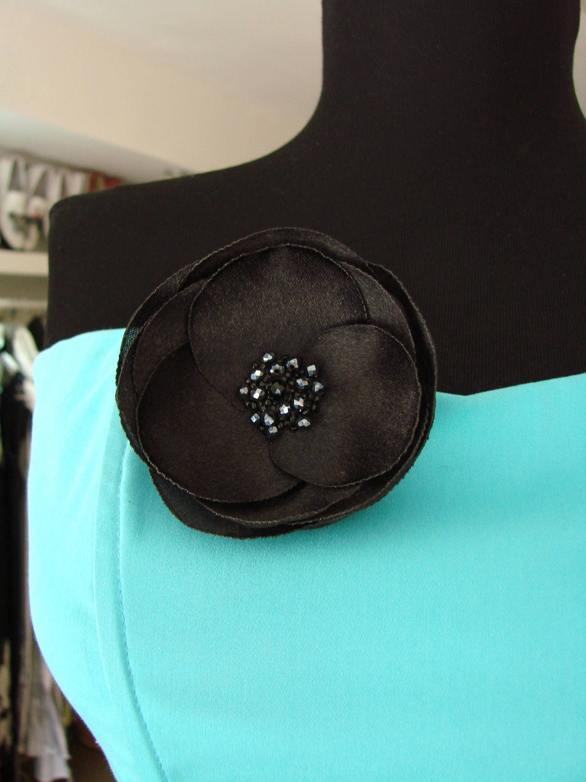 Schwarze Anstecknadel Hochzeit Brosche Faux Silk Black Blume Accessoire Ansteckblume Haarblume von LiLaGarden