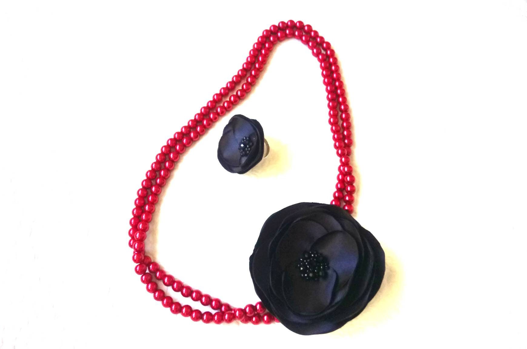 Schwarze Blumen Halskette Rote Perlen Statement Geschenk Für Mutter Mit Schwarzer Blume Freundin Stilvolle von LiLaGarden