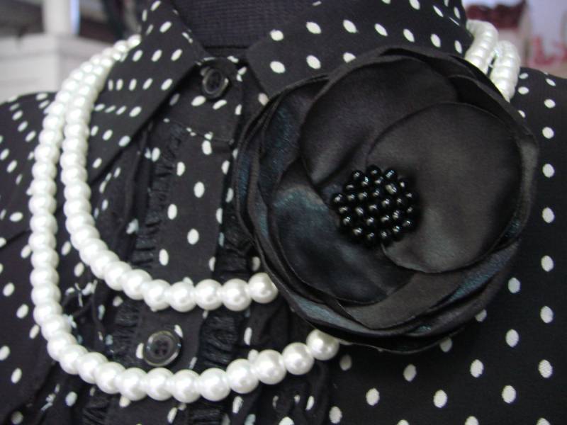 Schwarze Blumen Halskette Schwarzer Mohn Stilvolle Schwarz Weiß Weiße Perlen Poppy Geschenk Für Sie Weihnachtsgeschenk von LiLaGarden