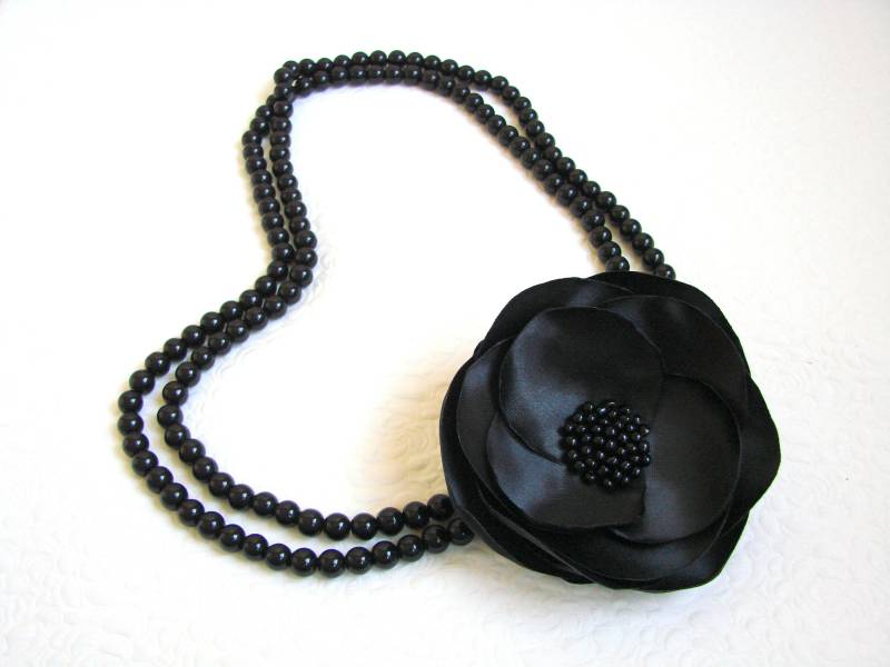 Schwarze Blumenhalskette Seidenblume Perlenkette Statement Halskette Geschenk Für Mutter Mit Rose Freundin von LiLaGarden