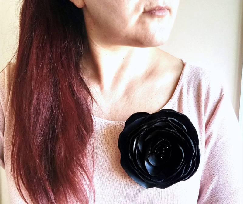 Schwarze Rose Anstecknadel Seidenblume Goth Schwarze Hochzeit Fascinator Schwarzer Kopfschmuck von LiLaGarden
