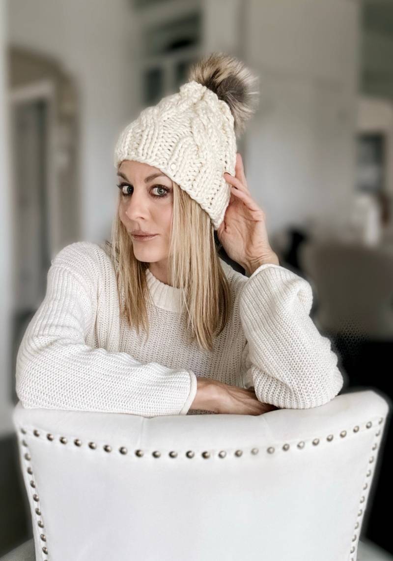 Grobstrick Mütze Mit Zopfmuster Und Abnehmbarem Kunstfell Pom | Die Treccia von LiLiKnits