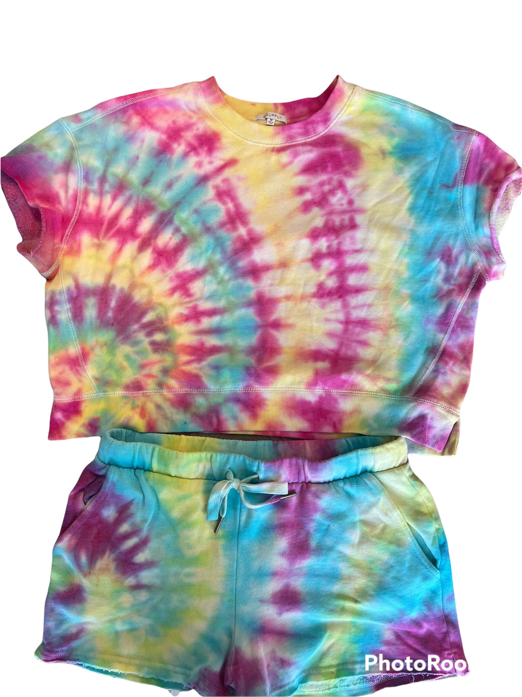 Gebatiken Geschnittenes T-Shirt Und Shorts Mit Regenbogen-Swirl, Als Set Oder Einzeln Verkauft, Damen Batik-Shirt Shorts, Frühling 2022 von LiTieDyeMama