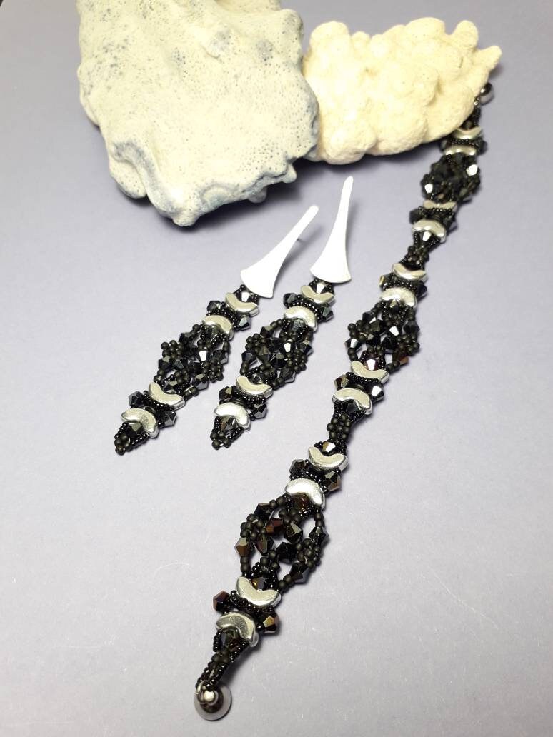 Schwarzes Und Silbernes Armband - Ohrring-Set Mit Kristallen. Hypoallergene Ohrstecker, Armband Magnetverschluss Aus Edelstahl. Solemani Design Schwarzes Und Silbernes Armband - Ohrring-Set Mit Kristallen. Hypoallergene Ohrstecker, Armband Magnetverschluss Aus Edelstahl. Solemani Design von LiadeWork