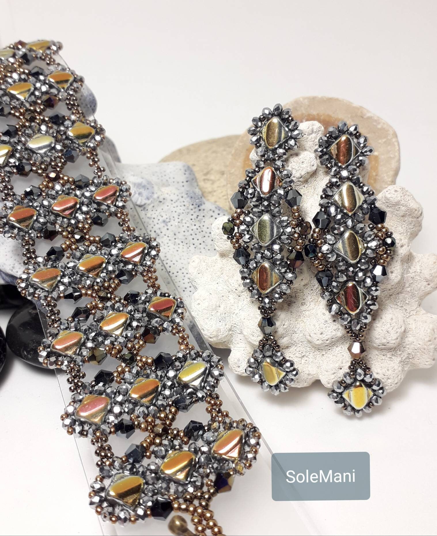 Set Aus Schillerndem Armband Und Ohrringen Handgewebtem Stoff Mit Seidigen Kristallperlen Präzisionsperlen. Solemani Design von LiadeWork