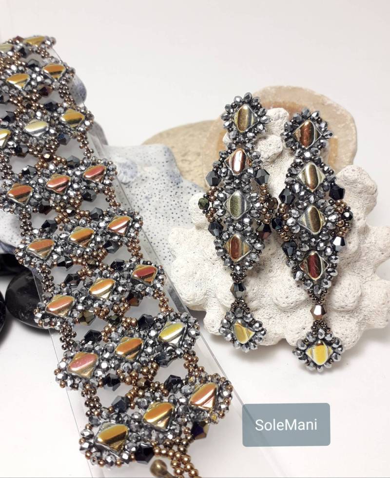 Set Aus Schillerndem Armband Und Ohrringen Handgewebtem Stoff Mit Seidigen Kristallperlen Präzisionsperlen. Solemani Design von LiadeWork