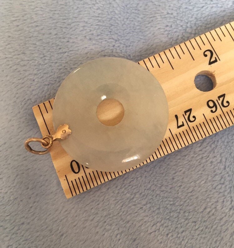 14K Gold Art Deco Echte Geschnitzte Jade Mint Donut Disk Anhänger Transluzenz von LiamBySevanna