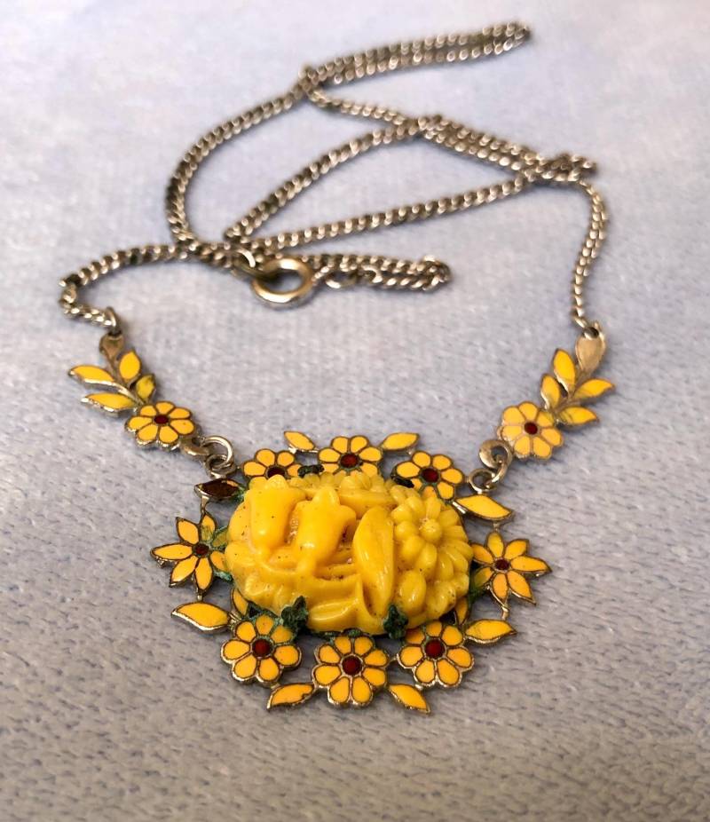 1930Er Jahre Geformte Gelbe Glas Florale Vally Lilly Coro Halskette Mit Emaillegliedern 17 " von LiamBySevanna