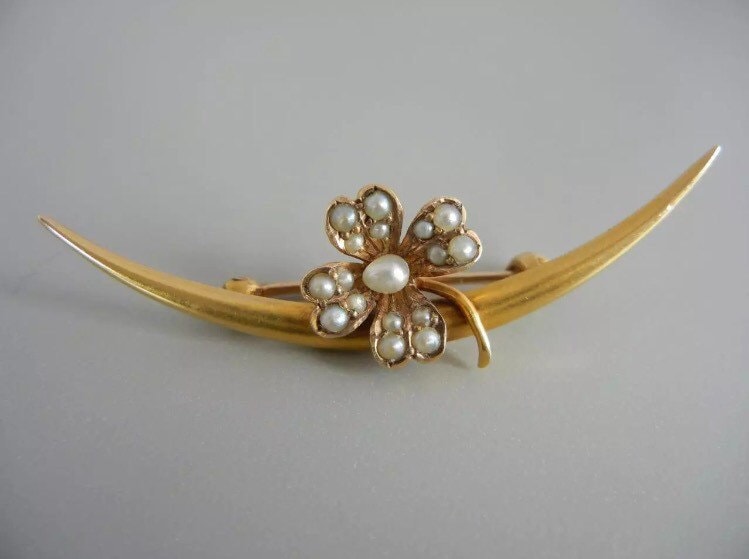 Antike Jugendstil-Anstecknadel Aus 10-Karätigem Gold, Halbmond, 4-Blättriges Kleeblatt, Matte Goldperlen Antike Jugendstil-Anstecknadel Aus 10-Karätigem Gold, Halbmond, 4-Blättriges Kleeblatt, Matte Goldperlen von LiamBySevanna