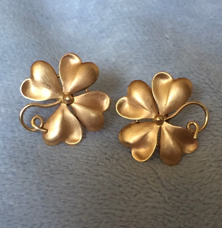 Art-Deco-Ohrringe Aus 14-Karätigem Gelbgold Mit Großem Kleeblatt in Mattem Gold Für Durchbohrte Ohren Art-Deco-Ohrringe Aus 14-Karätigem Gelbgold Mit Großem Kleeblatt in Mattem Gold Für Durchbohrte Ohren von LiamBySevanna