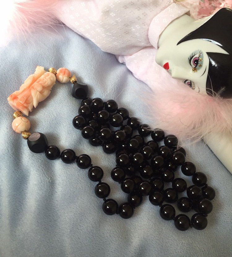 Art-Deco-14K-Gold Onyx Orb Flappers Halskette Mit Geschnitzter Engelshautkoralle von LiamBySevanna