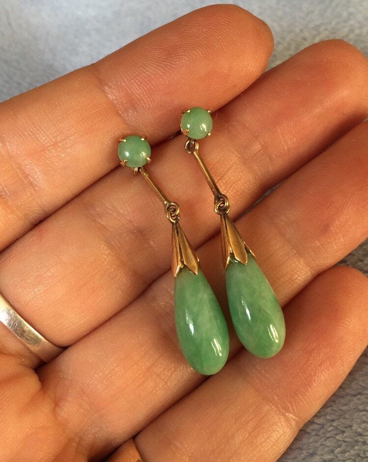 Art Deco 14K Solid Gold Apfelgrüne Jade Ohrringe Für Durchbohrte Ohren von LiamBySevanna