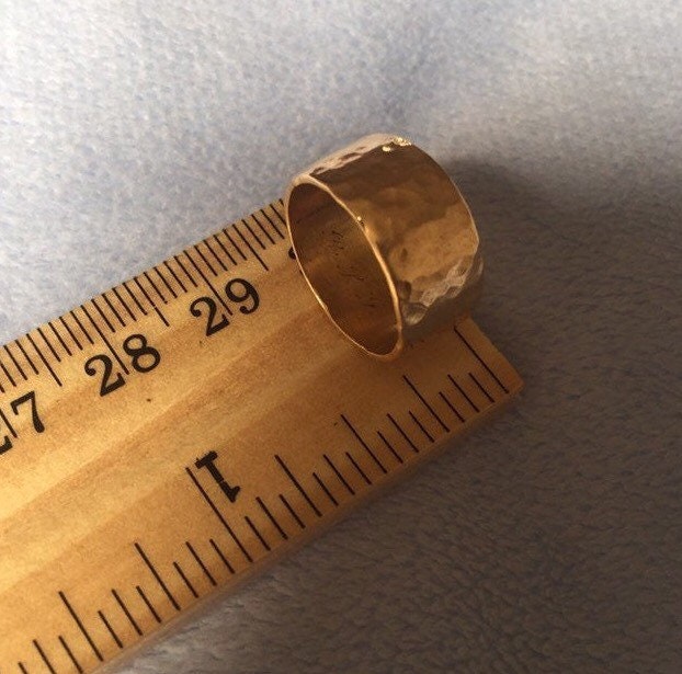 Art Deco 14K Solid Gold Band Pinky Runde Gehämmerte Kieselsteine von LiamBySevanna